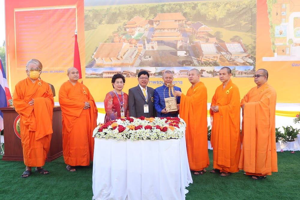 cu hanh nghi thuc dat da va cau an tai khu di tich lich su ho chi minh thai lan