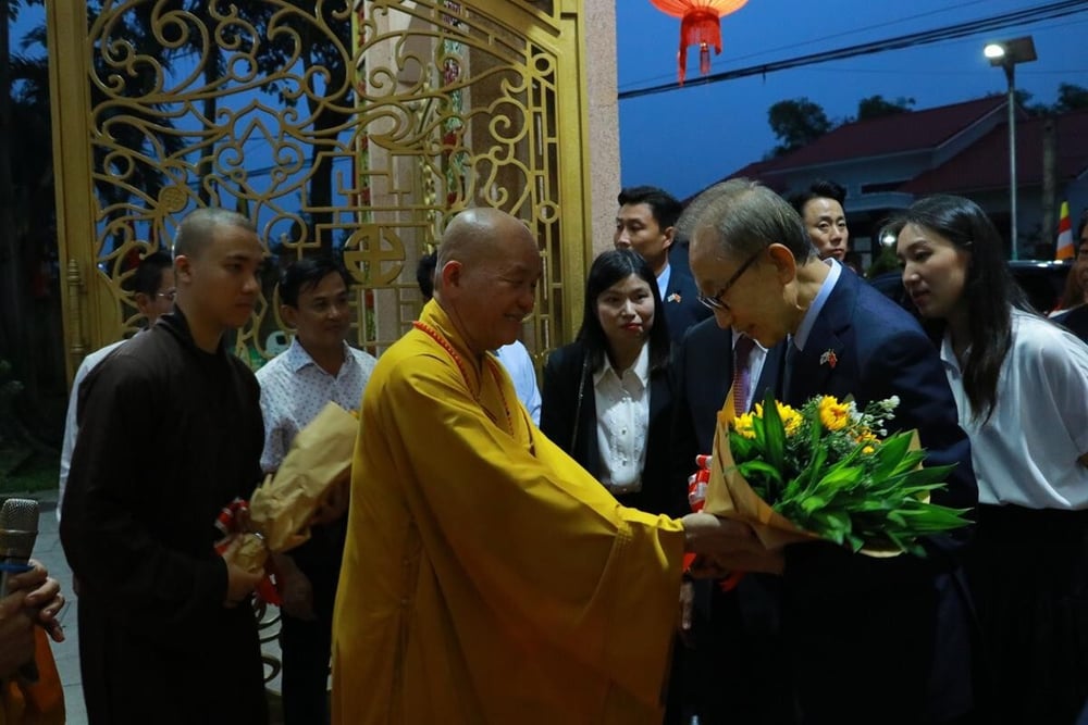 cuu tong thong han quoc lee myung bak tham chua phap minh