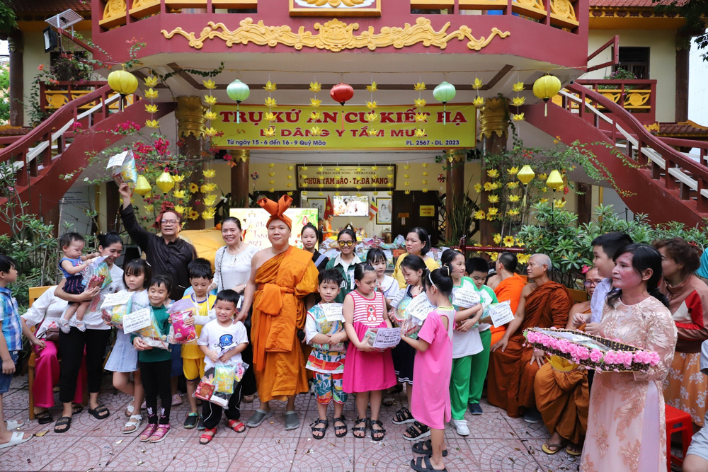 da nang  phat qua den tre em vui tet trung thu tai chua tam bao