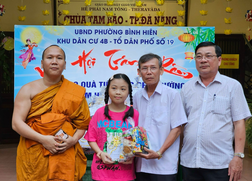 da nang  phat qua den tre em vui tet trung thu tai chua tam bao