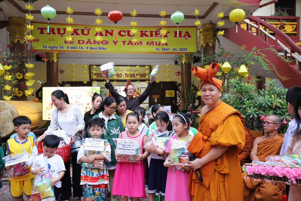 da nang  phat qua den tre em vui tet trung thu tai chua tam bao