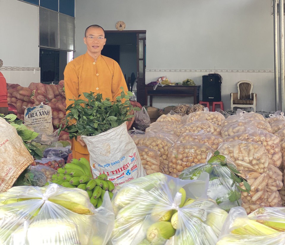 dao trang ngoc truong ho tro 7 tan rau cu qua cho cac tu vien quan binh thanh tp hcm