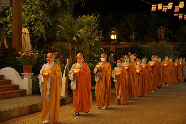dem hoa dang khai dan duoc su cau an dau nam tai chua thien quang