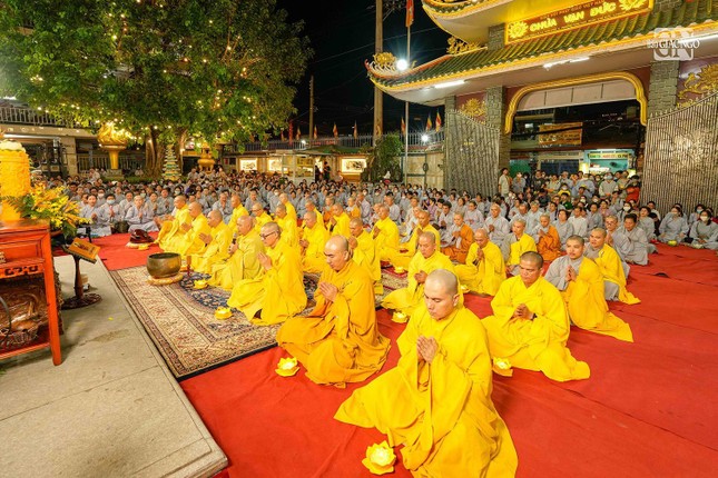 dem hoa dang via duc phat a di da tai chua van duc