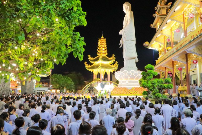 dem hoa dang via duc phat a di da tai chua van duc