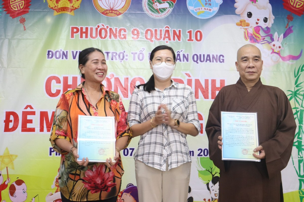 ??dem hoi trang ram 2022   dem lan toa tinh yeu thuong ?? da dien ra tai chua an quang