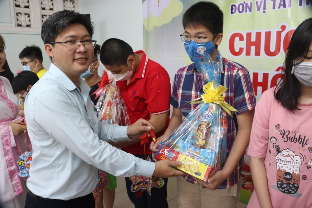 ??dem hoi trang ram 2022   dem lan toa tinh yeu thuong ?? da dien ra tai chua an quang