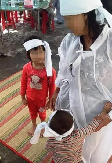 di cho ban ca chua me bau bi lu cuon de lai 2 con nho