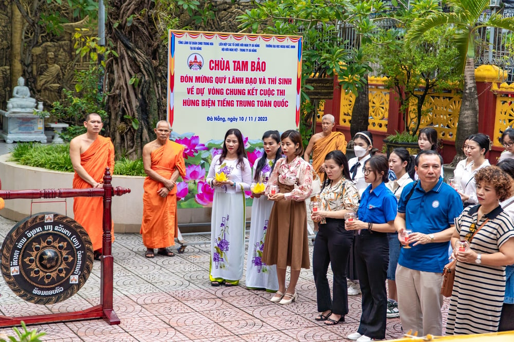 doan can bo va thi sinh du vong chung ket cuoc thi hung bien tieng trung toan quoc vieng tham chua tam bao