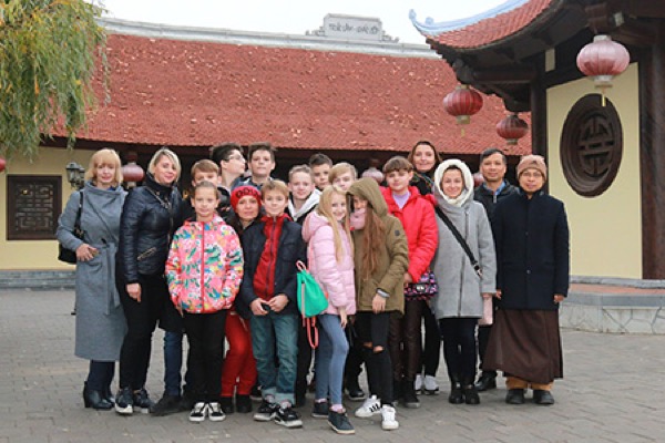 doan hoc sinh truong quan he quoc te kiev tham chua truc lam kharkov