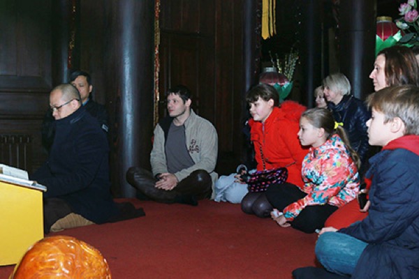 doan hoc sinh truong quan he quoc te kiev tham chua truc lam kharkov