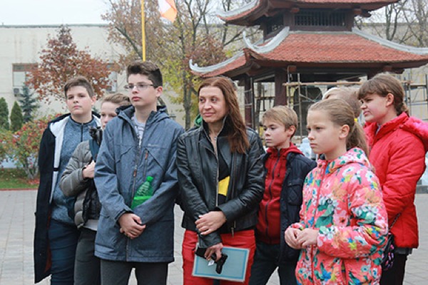doan hoc sinh truong quan he quoc te kiev tham chua truc lam kharkov