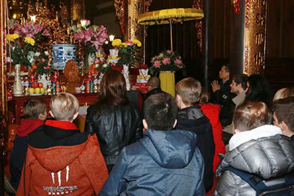doan hoc sinh truong quan he quoc te kiev tham chua truc lam kharkov