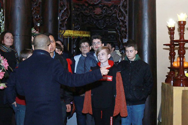 doan hoc sinh truong quan he quoc te kiev tham chua truc lam kharkov