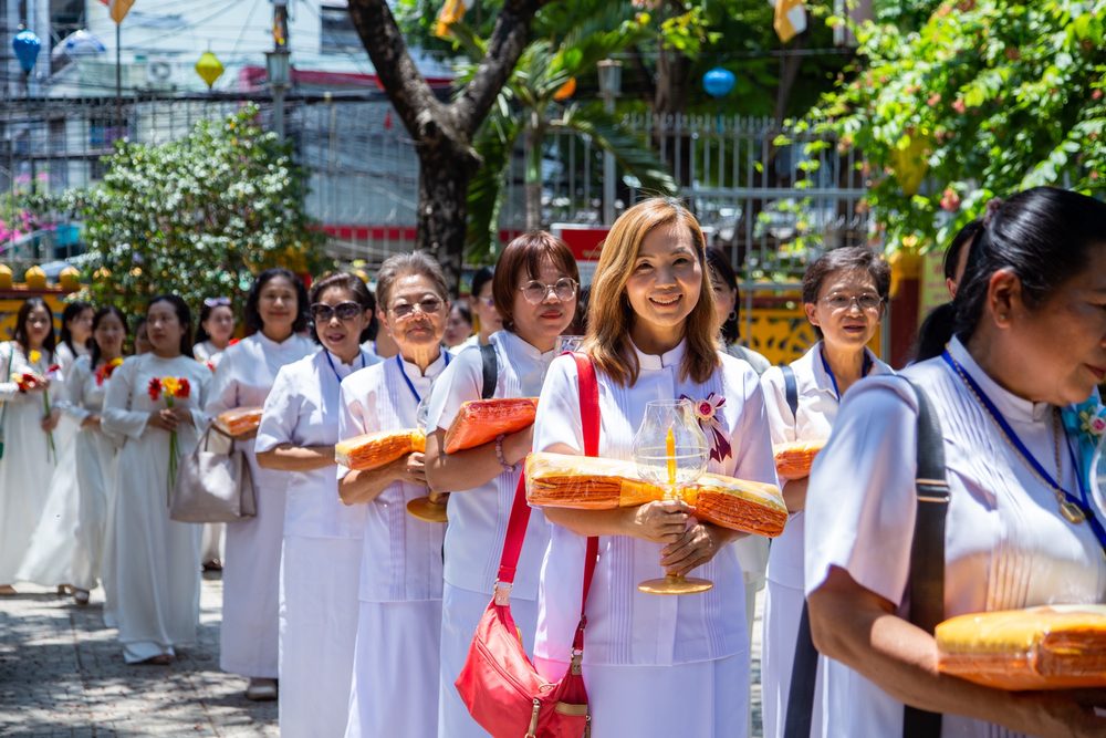 doan phat giao thai lan chua phra dhammakaya den tham chua tam bao