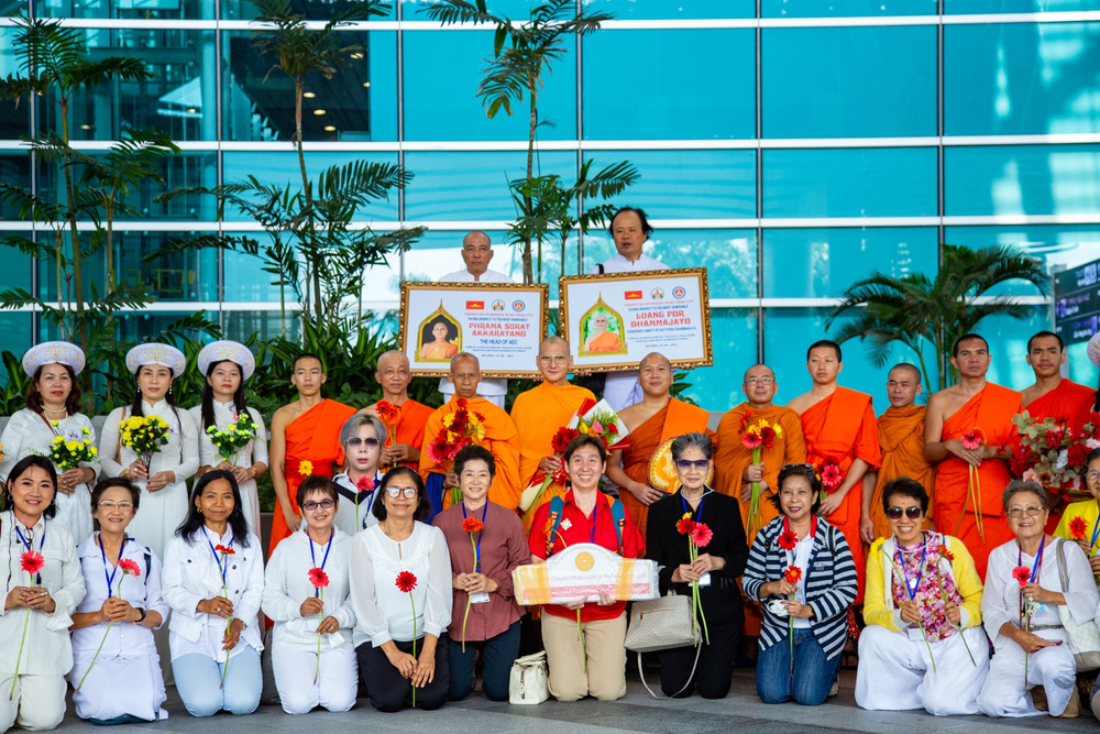 doan phat giao thai lan chua phra dhammakaya den tham chua tam bao