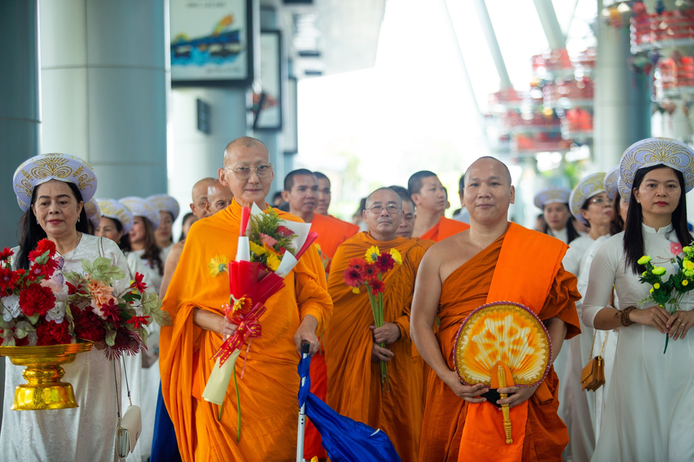 doan phat giao thai lan chua phra dhammakaya den tham chua tam bao