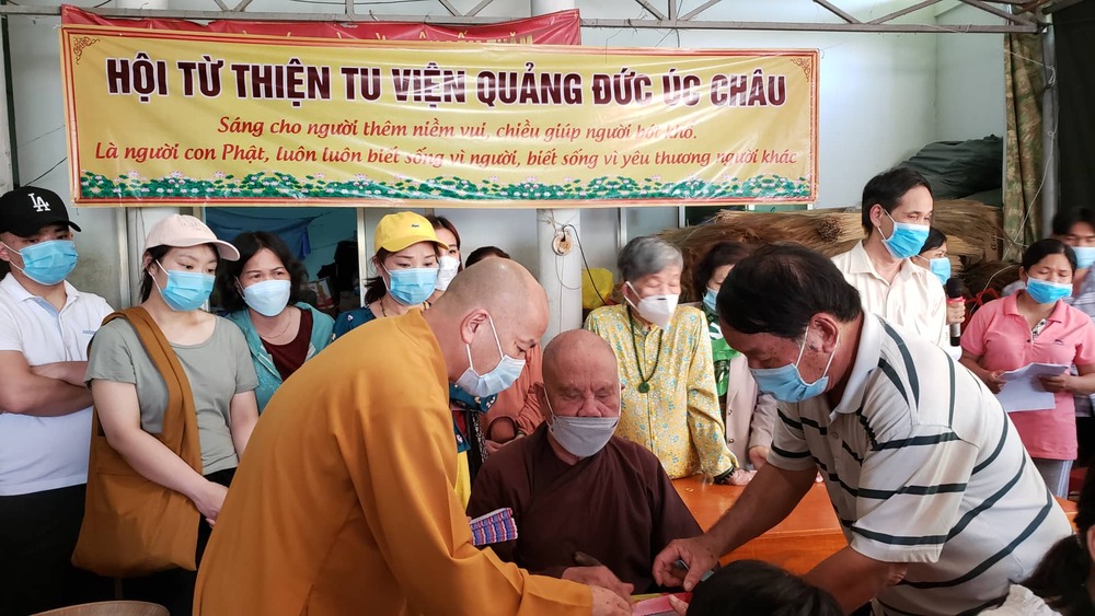 doan tu thien tu vien quang duc trao qua den hoi vien nguoi mu ninh hoa