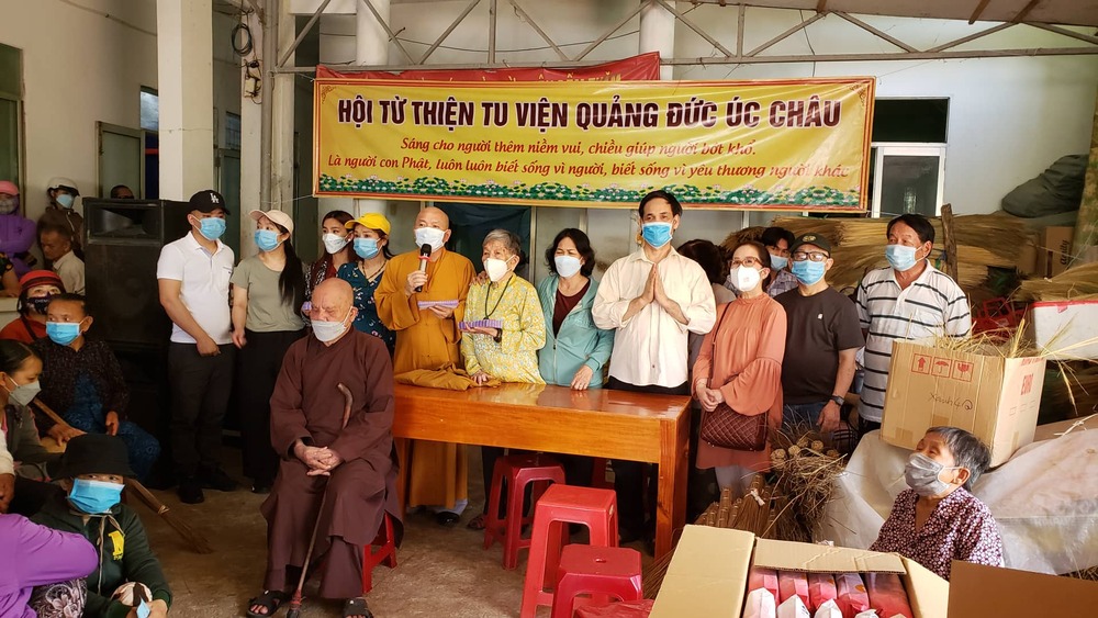 doan tu thien tu vien quang duc trao qua den hoi vien nguoi mu ninh hoa