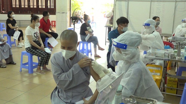 dong nai  tiem vac xin cho 30 tang ni phat tu tinh nguyen vien dot 2 chuan bi vao tuyen dau