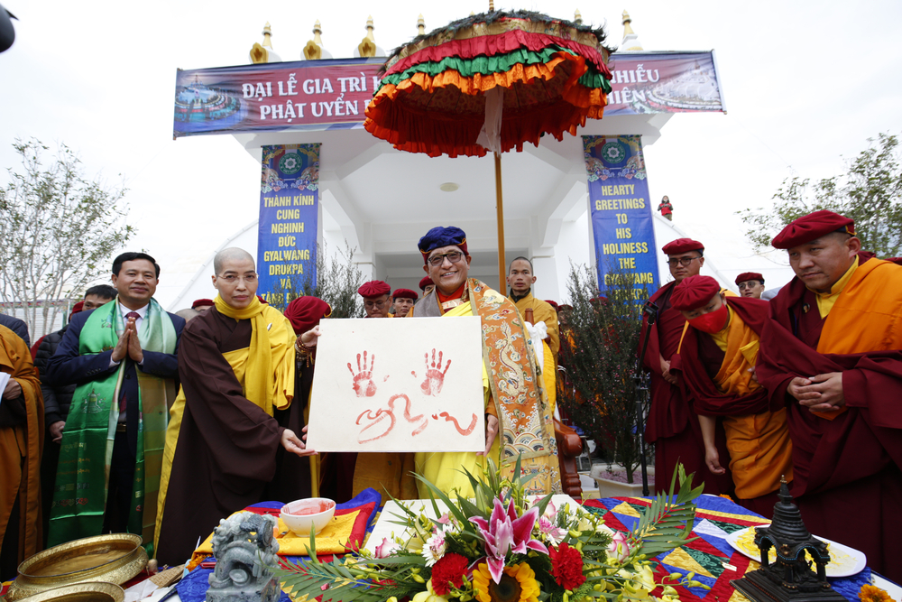 duc gyalwang drukpa khai dan phap hoi cau an dau xuan tai dai bao thap mandala tay thien