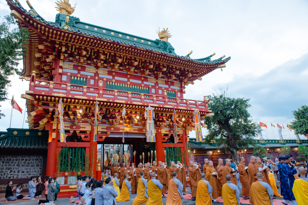 duc quyen phap chu va hoa thuong chu tich quang lam dai gioi dan cam lo giac dao