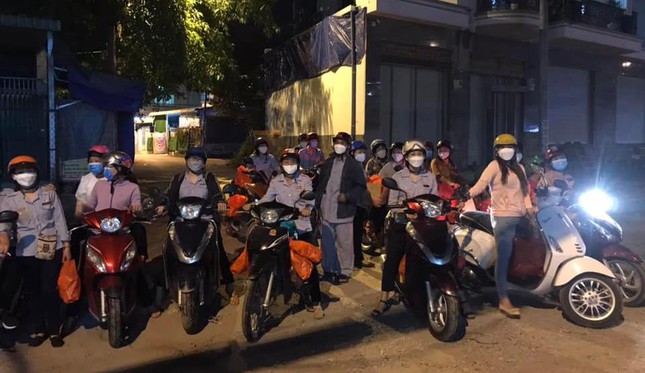 gan 200 chiec  ??ao am ngay dong ?? duoc gia dinh phat tu hoang phap tang den nguoi vo gia cu