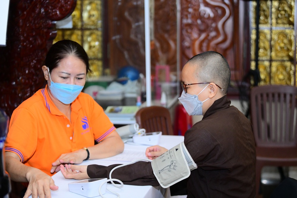 gan 300 tang ni va phat tu ve chua giac ngo tham gia hien mau cuu nguoi