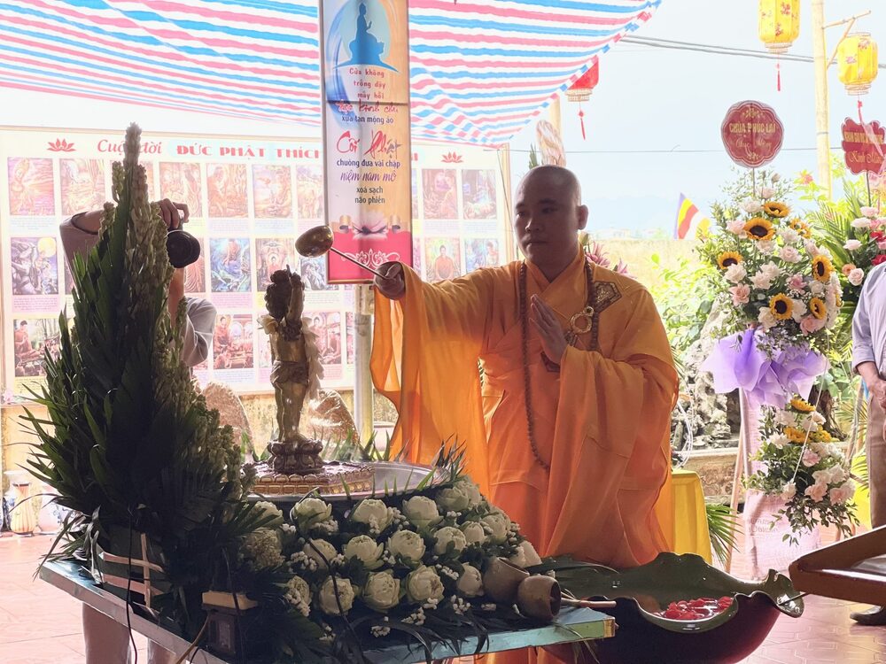 ha nam  trang nghiem le phat dan pl 2566 tai chua hung long