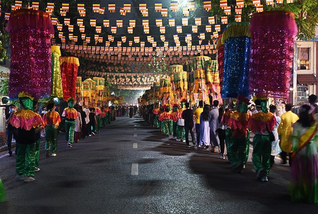 ha noi  cung ruoc xa loi phat kinh mung dai le phat dan phat lich 2566