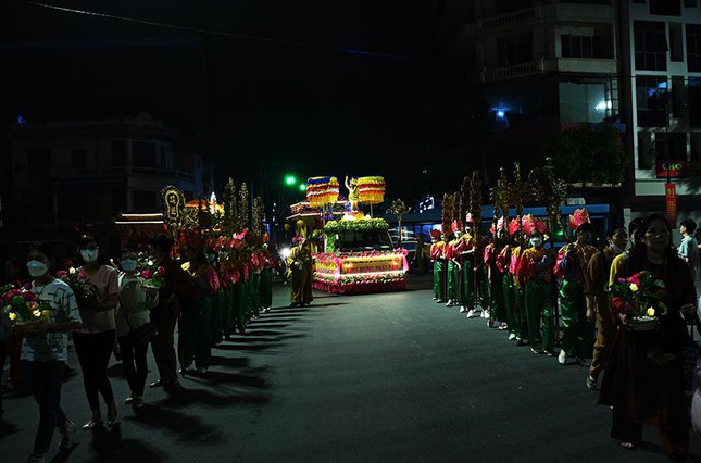 ha noi  cung ruoc xa loi phat kinh mung dai le phat dan phat lich 2566