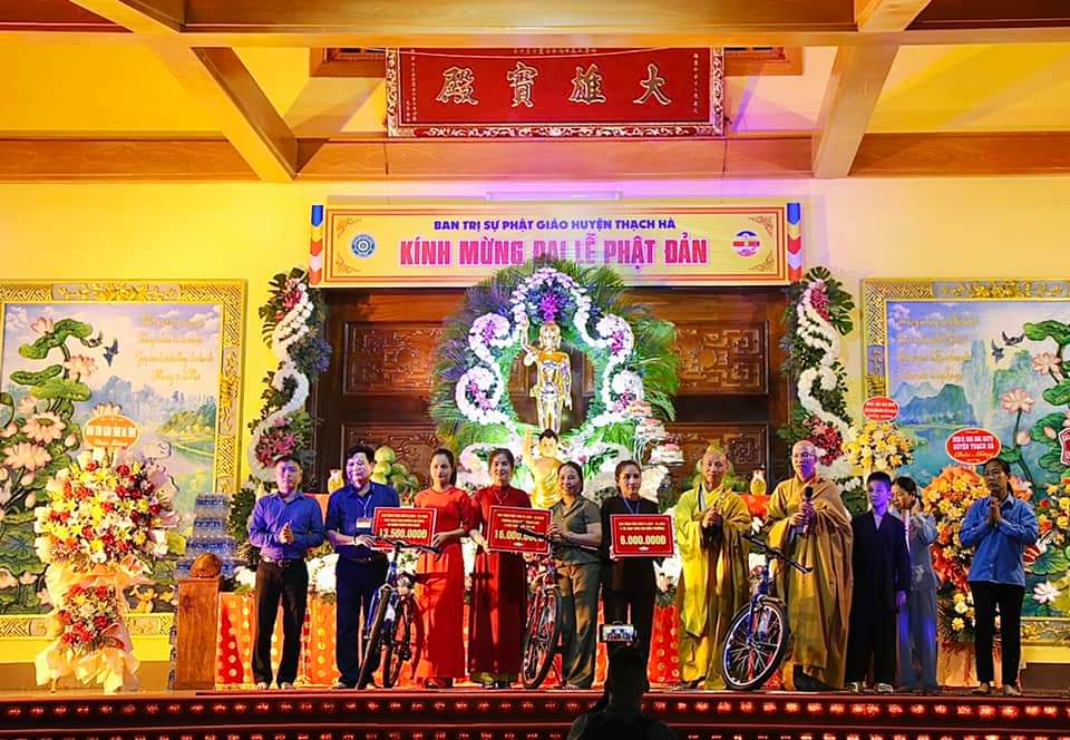 ha tinh  trang nghiem to chuc dai le phat dan tai chua phuc linh