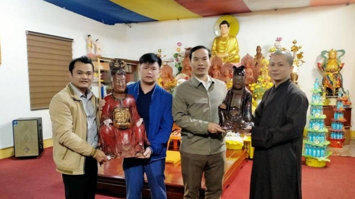 hai doi tuong len vao chua trom nhieu pho tuong