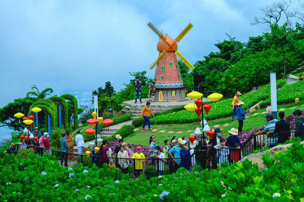 hang chuc ngan nguoi do ve nui ba den dip hoi trang ram trung thu vua qua