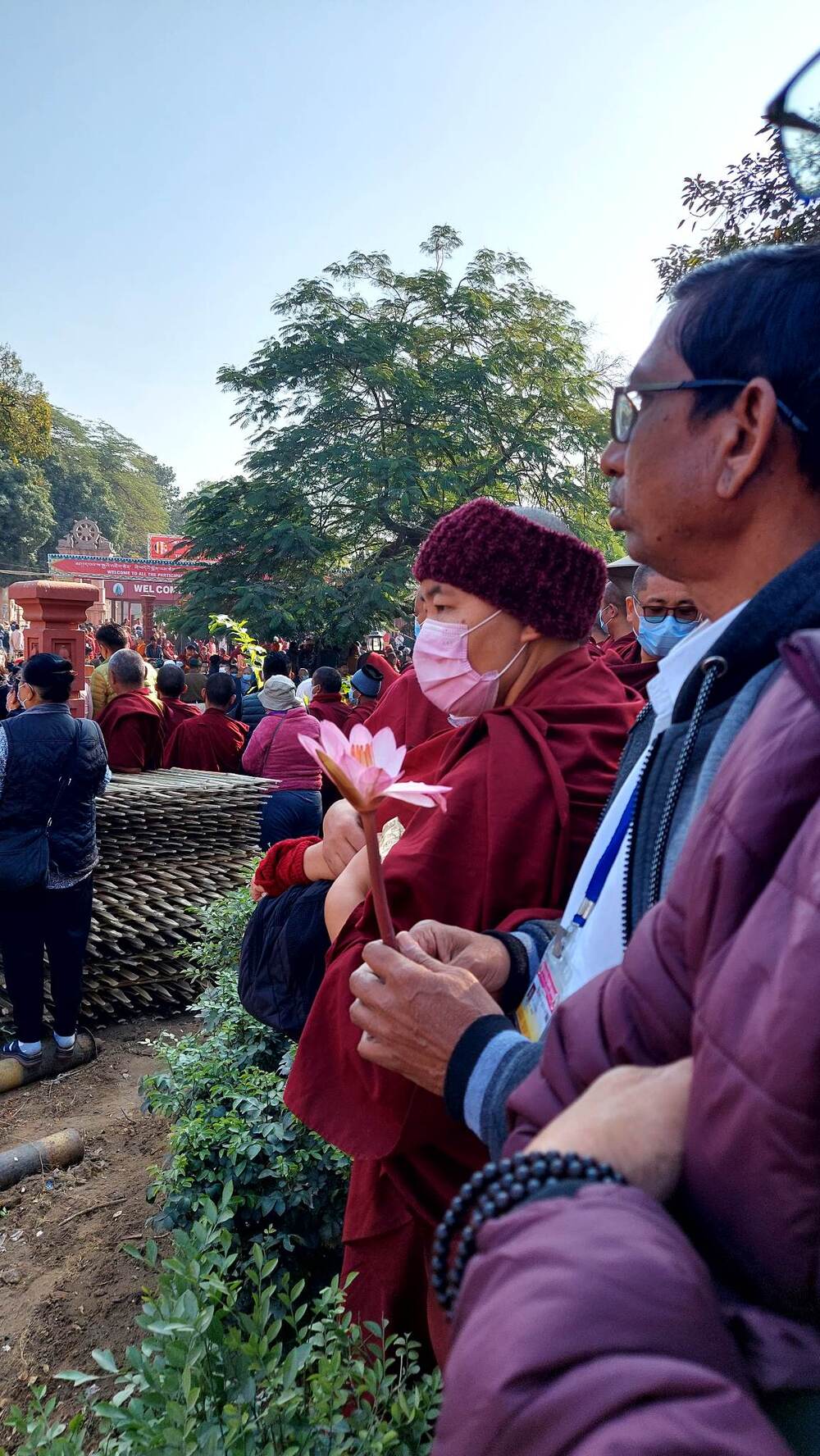 hang ngan tu sy xuat sy va nguoi dan chao don duc dat lai lat ma tai bo de dao trang