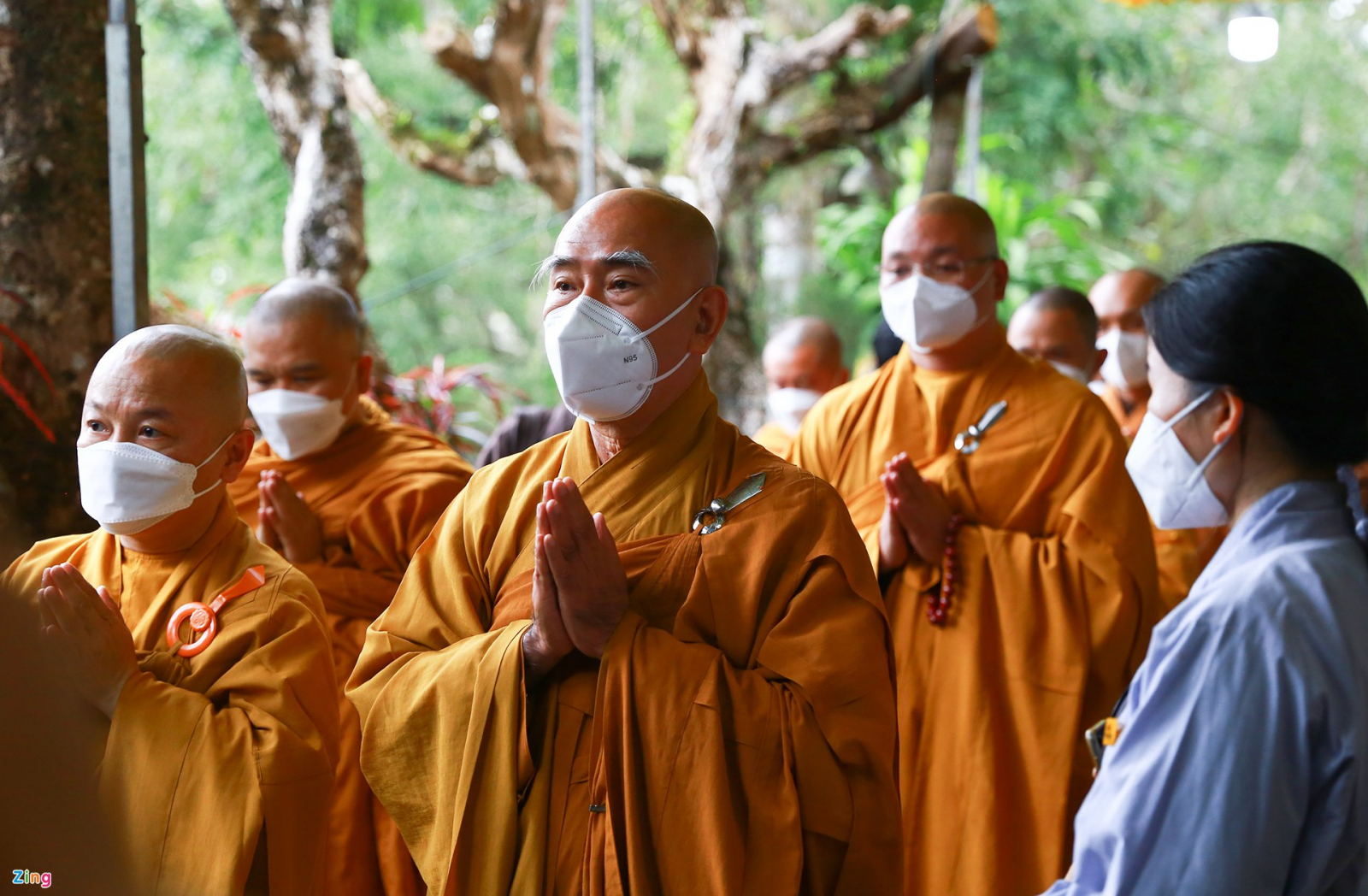 hang tram nguoi den vieng thien su thich nhat hanh