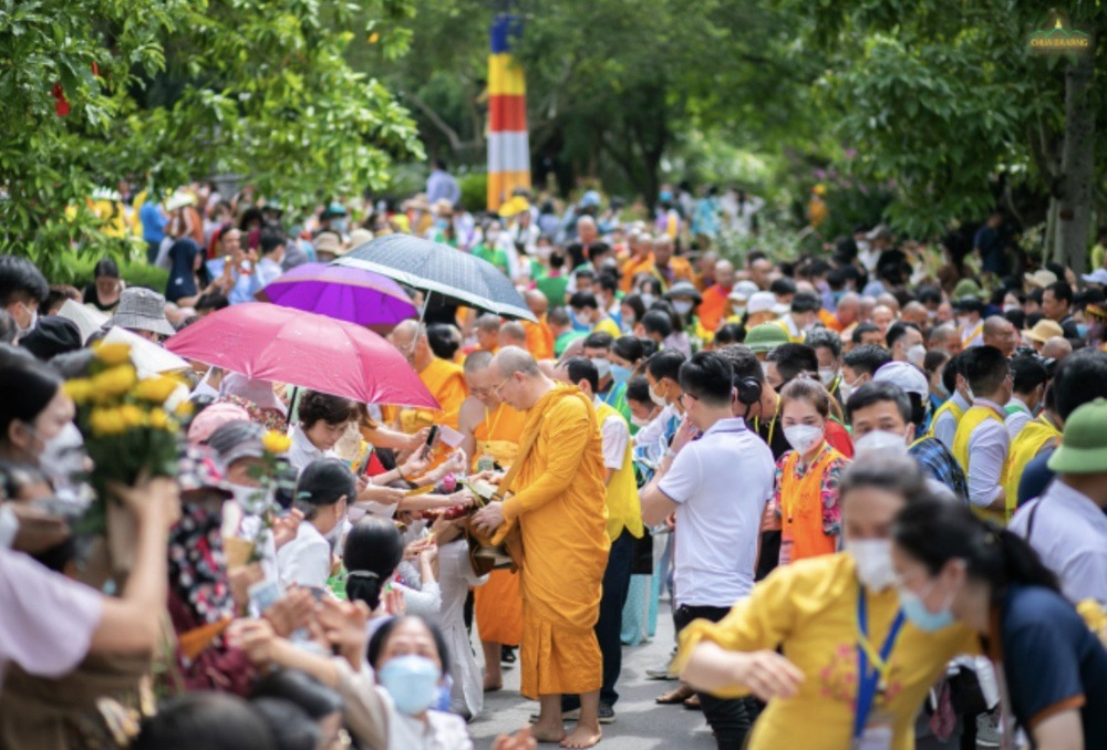 hang van nguoi tham gia dai le phat dan chua ba vang 2022