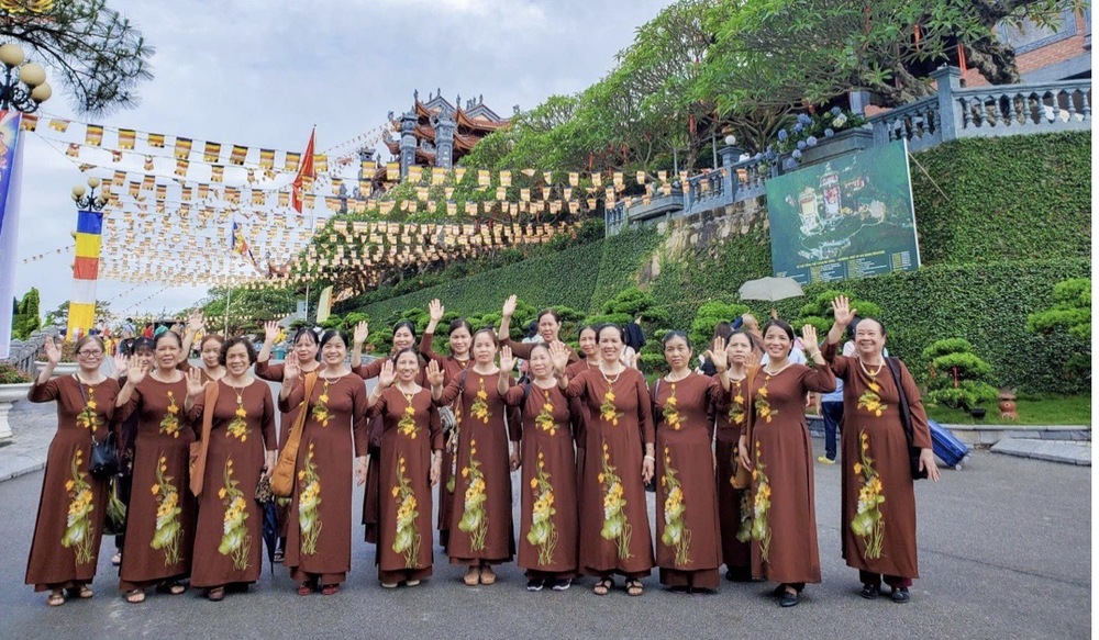 hang van nguoi tham gia dai le phat dan chua ba vang 2022