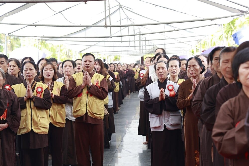 hang van phat tu ca nuoc ve du dai le cau sieu tuong niem anh hung liet si tai dien bien