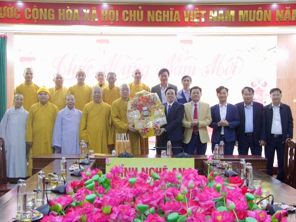 hoa thuong thich thanh nhieu chuc tet cac co quan tinh nghe an