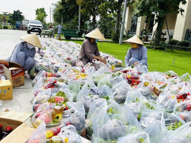 hoc vien phat giao vn tai tphcm chua thanh tam trao 500 phan qua ho tro nguoi dan