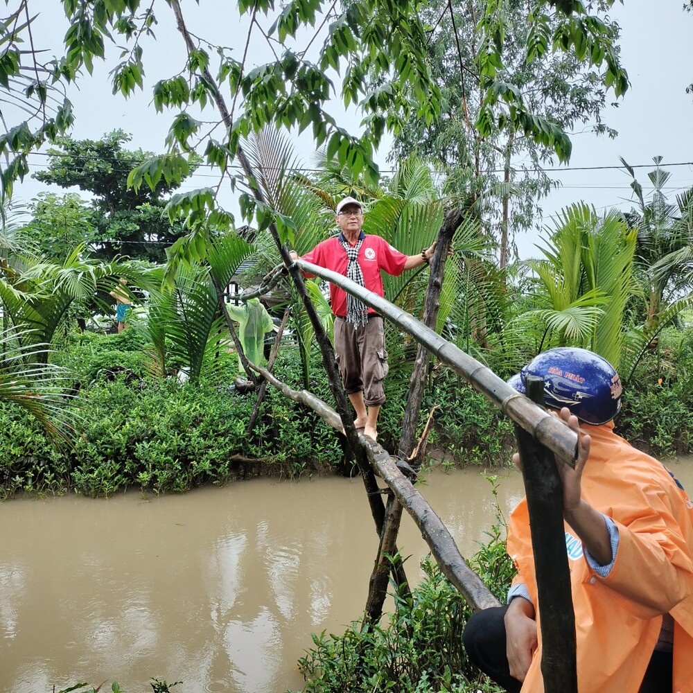 hoi chu thap do thien tam trao qua cho nguoi khiem thi va khuyet tat