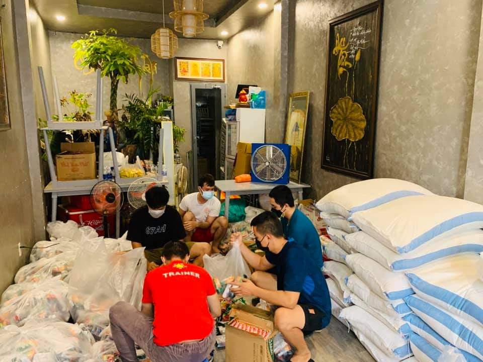 hoi phap hoa an quang trao tang 1000 phan qua cho ba con kho khan