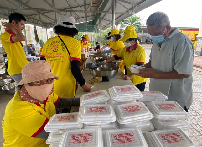 hoi tu thien chua tuong nguyen to chuc kham benh tang qua suat com den nguoi ngheo