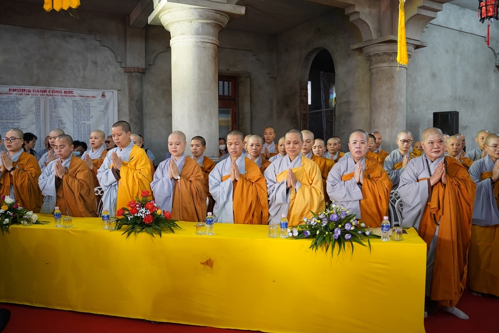 hon 1000 phat tu tham du khoa tu mot ngay an lac tai chua linh ung