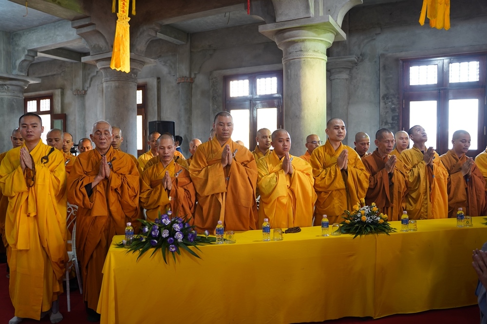 hon 1000 phat tu tham du khoa tu mot ngay an lac tai chua linh ung