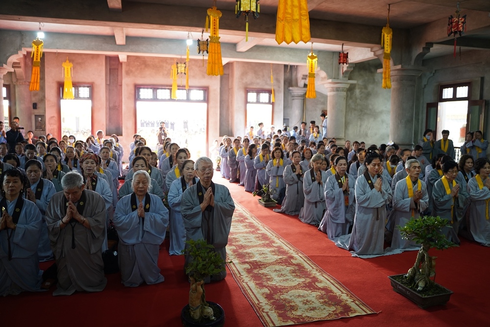 hon 1000 phat tu tham du khoa tu mot ngay an lac tai chua linh ung