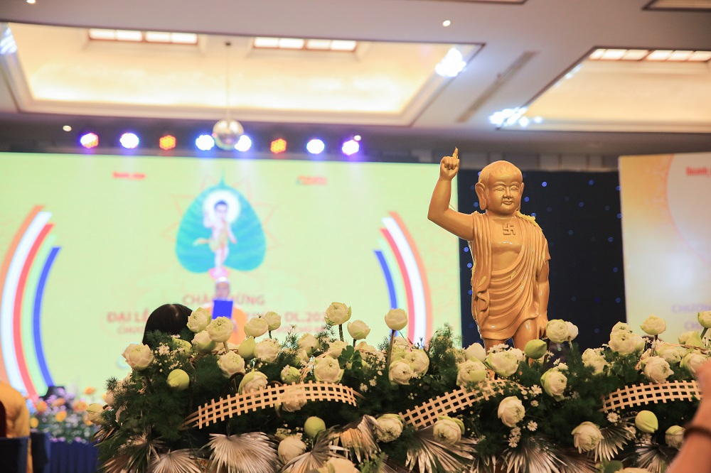 hon 200 phat tu doanh nhan tham gia chuong trinh ??nguoi con duc phat ??