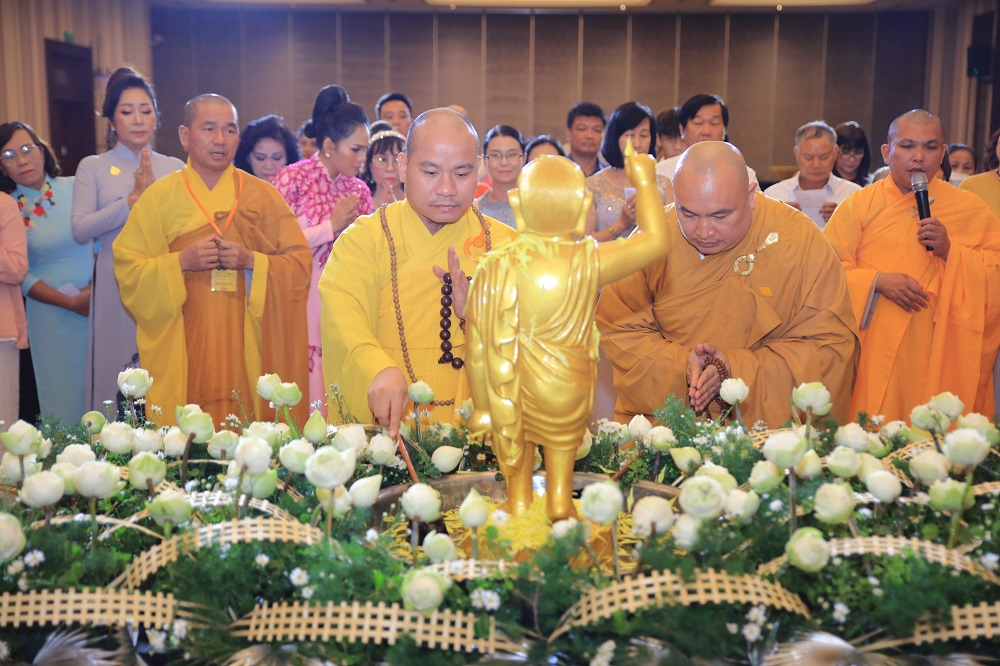 hon 200 phat tu doanh nhan tham gia chuong trinh ??nguoi con duc phat ??