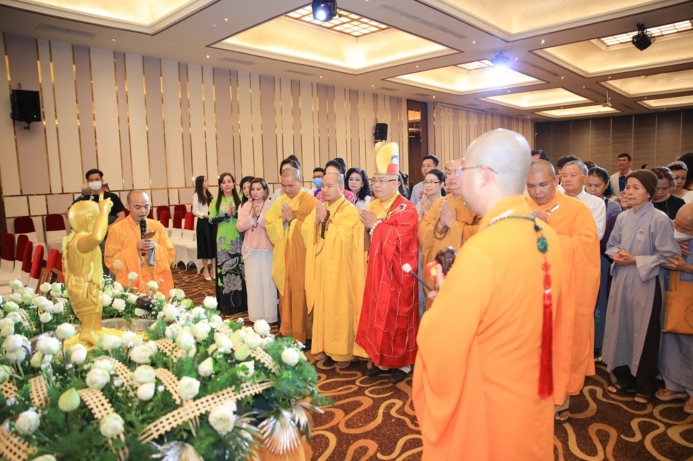 hon 200 phat tu doanh nhan tham gia chuong trinh ??nguoi con duc phat ??